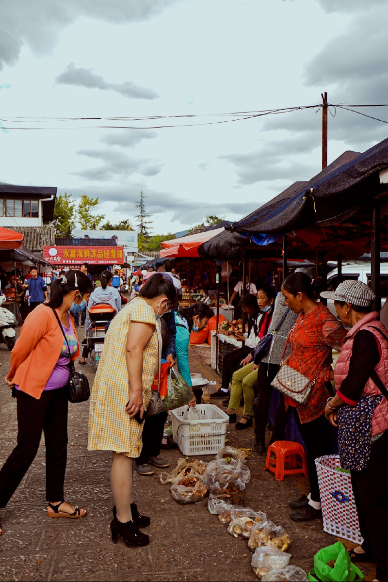 "中秋 国庆=中国节" 丽江的忠义市场,热热闹闹.