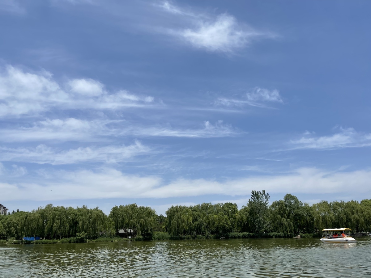 风景好天气晴朗蓝蓝的天空美好的一天