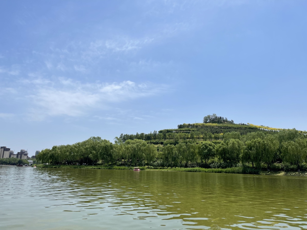 风景好天气晴朗蓝蓝的天空美好的一天
