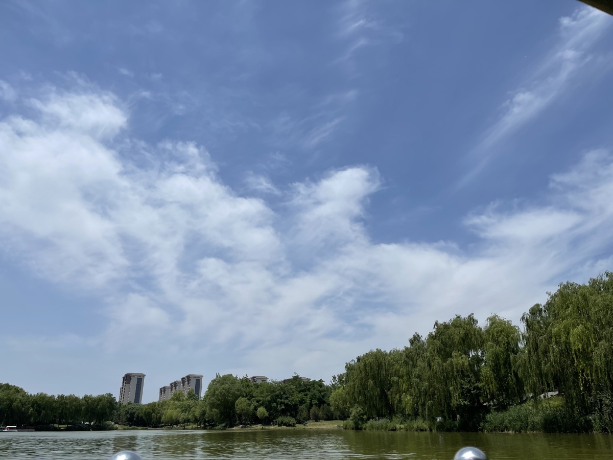 风景好天气晴朗蓝蓝的天空美好的一天