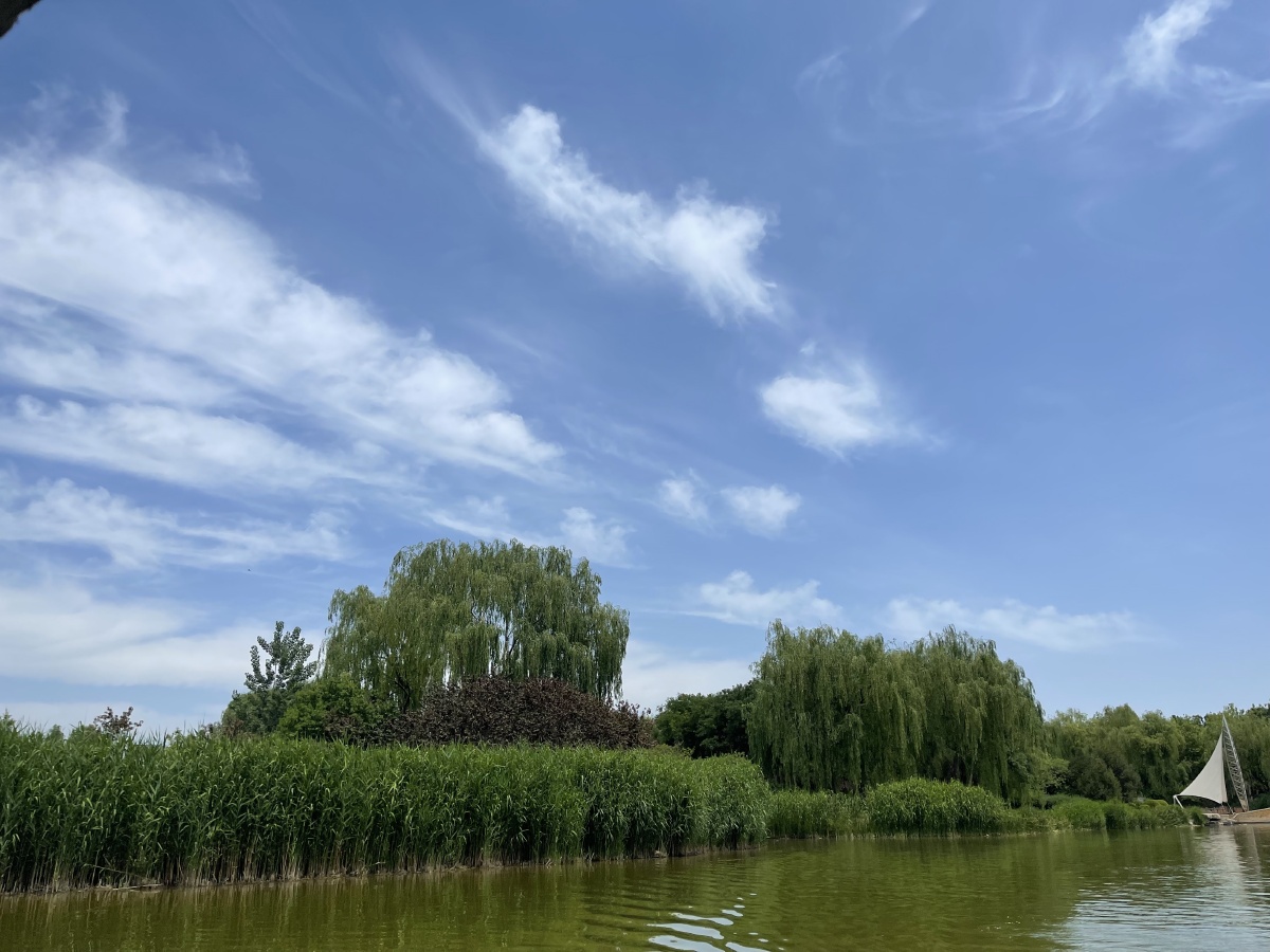 风景好天气晴朗蓝蓝的天空美好的一天