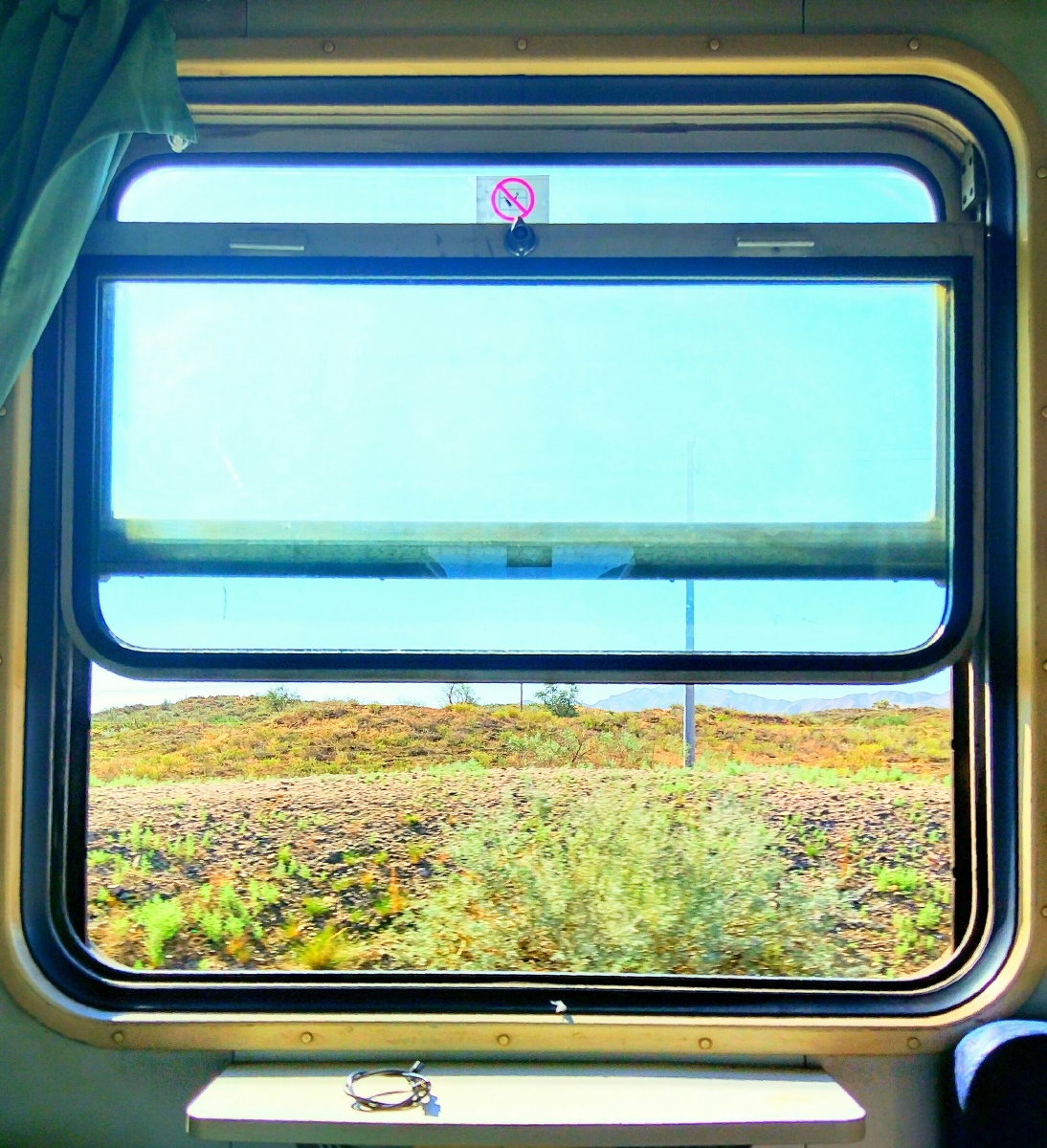 通过火车的窗户用手机记录下一驰而过的心情