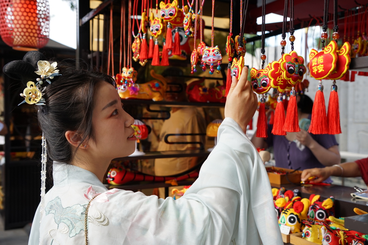 佩戴香包或者香囊是端午节的一种习俗.图瑞关注