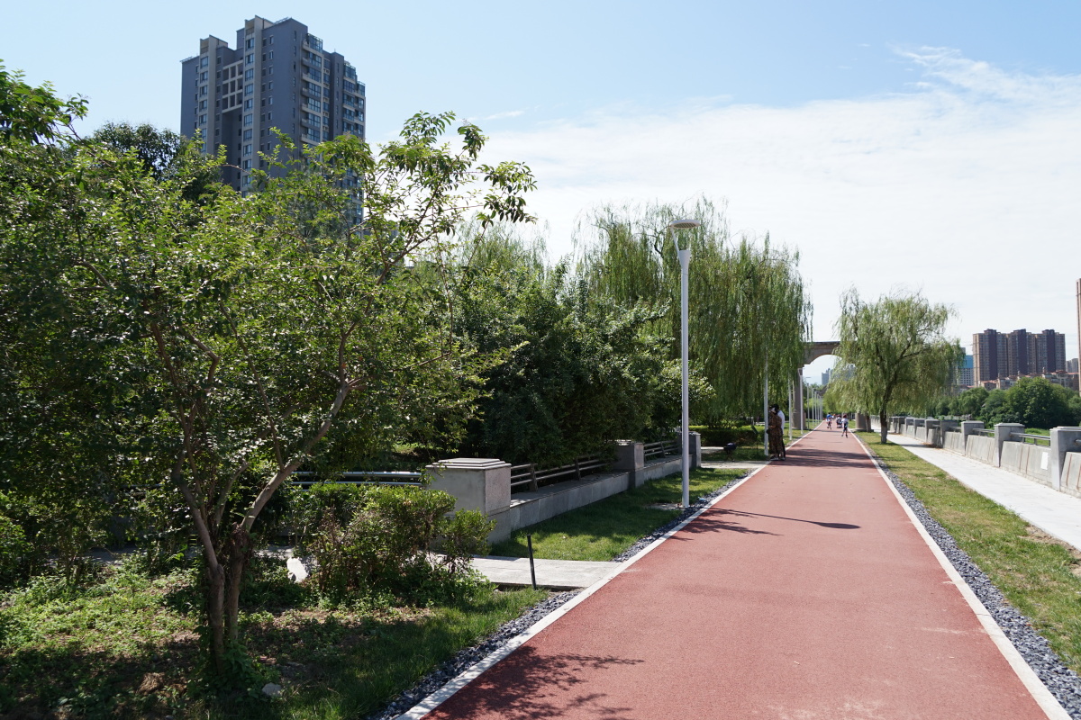 2021年立秋这天,古城西安天蓝云白,浐河东路滨河公园水岸的