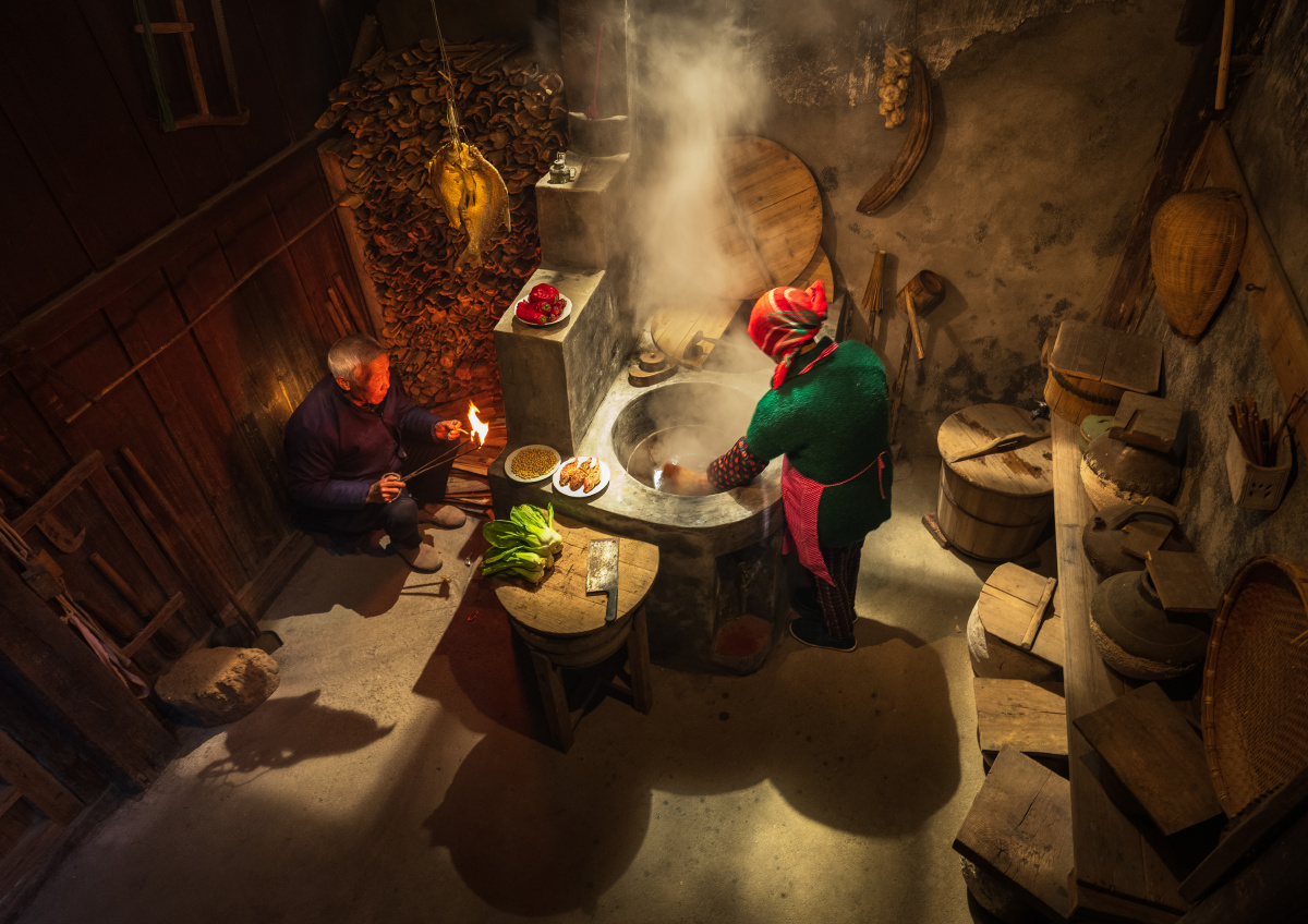 农家厨房老人家在做饭