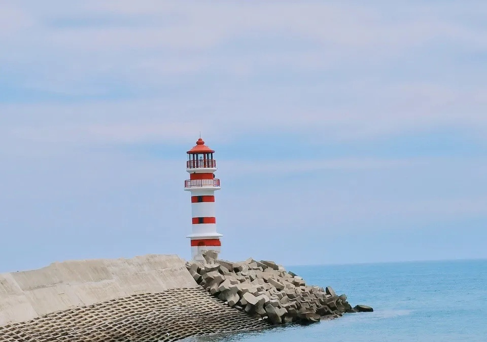 蓝色大海,洁白帆船指引方向的灯塔