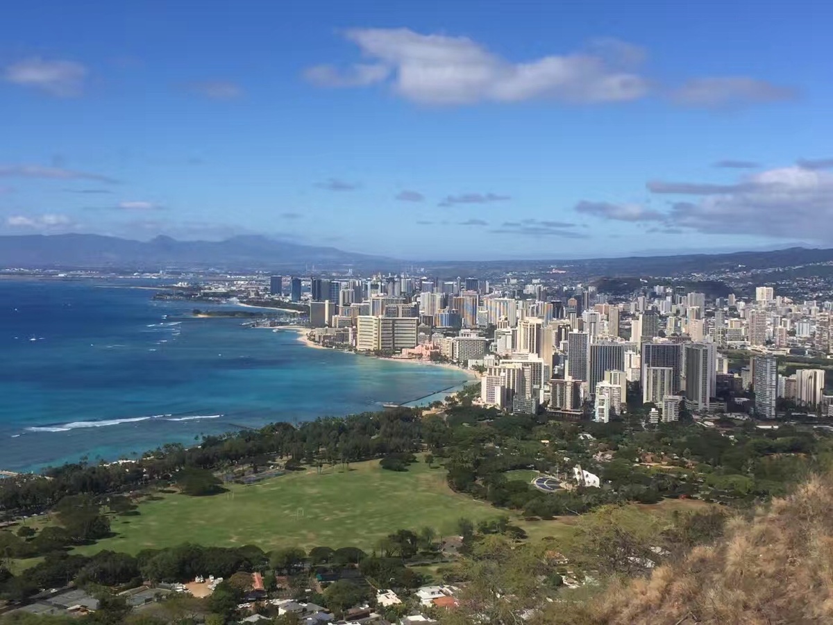 钻石山上俯瞰檀香山市.