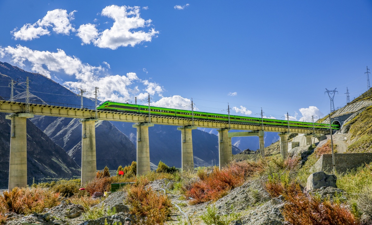 2021年6月青藏高原上第一条高铁拉林铁路开通运行创造了新的不可能图