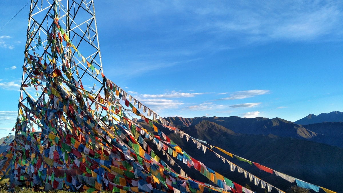 经幡,又名风马旗,是西藏高原上一道独特的风景,幡上印有经文,佛像