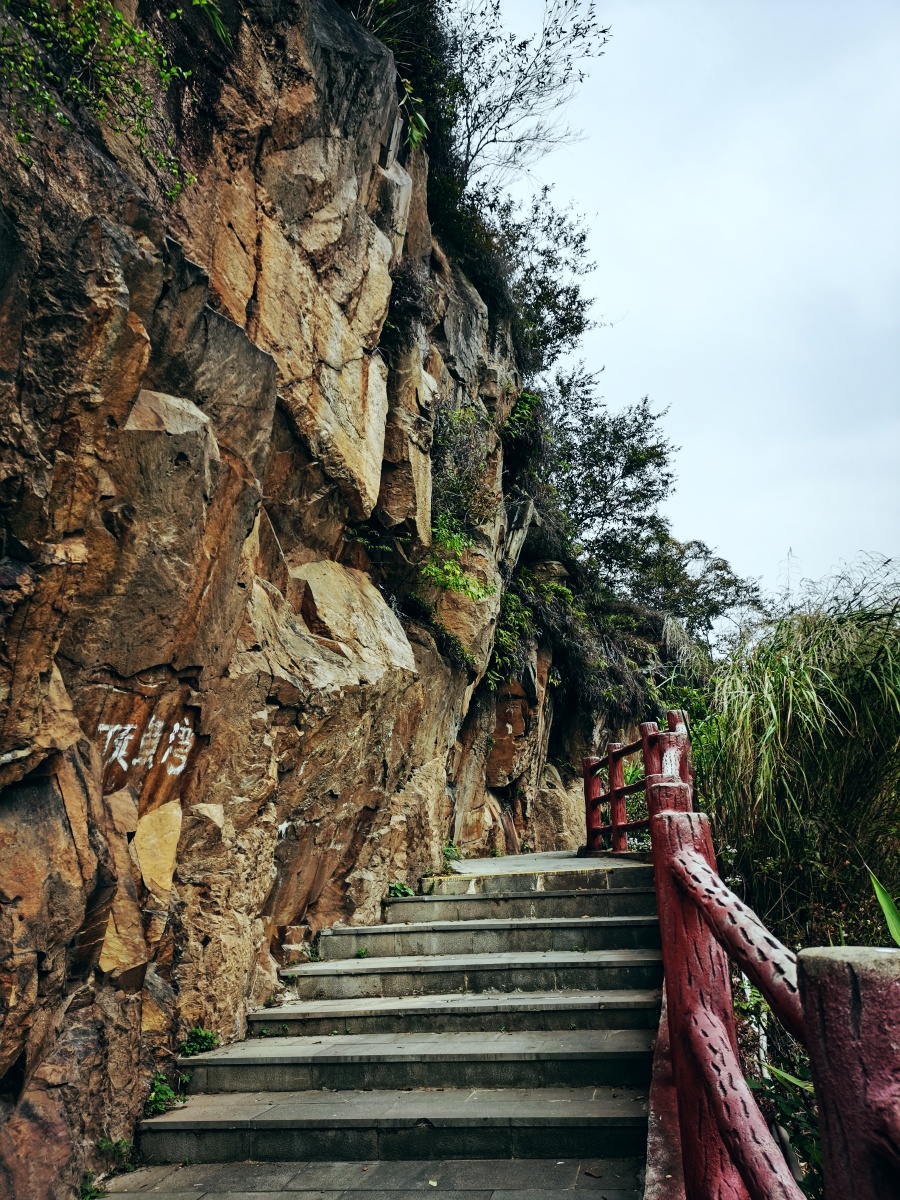初冬徒步羚羊峡古栈道3羚羊峡古栈道现建有东西两个入口沿途配套有