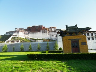 18647