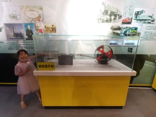 570098
