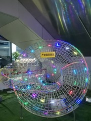 570099