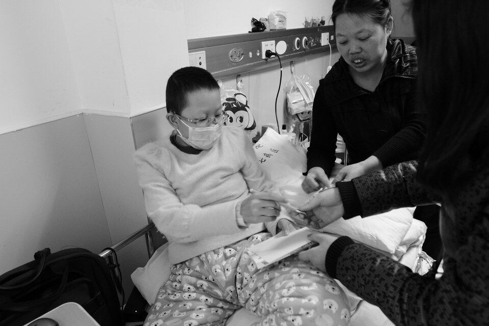 因为化疗，小女孩没有留着平常女孩的长发<br />
