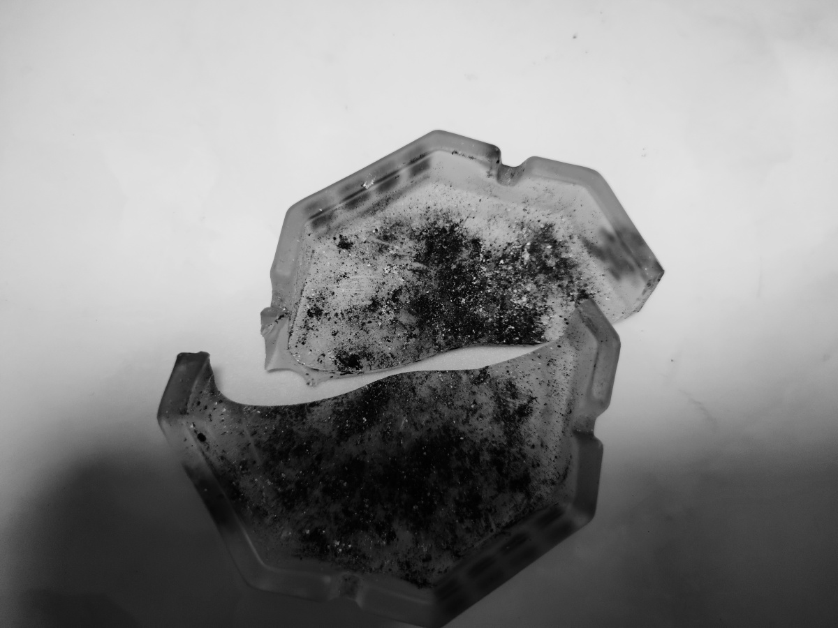 你看那破碎的烟灰缸想不想发黑的肺电子烟也是这样的捆绑着你