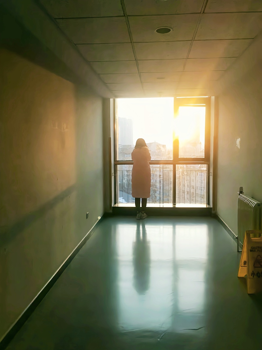 夕阳下一位萧瑟的女孩背影