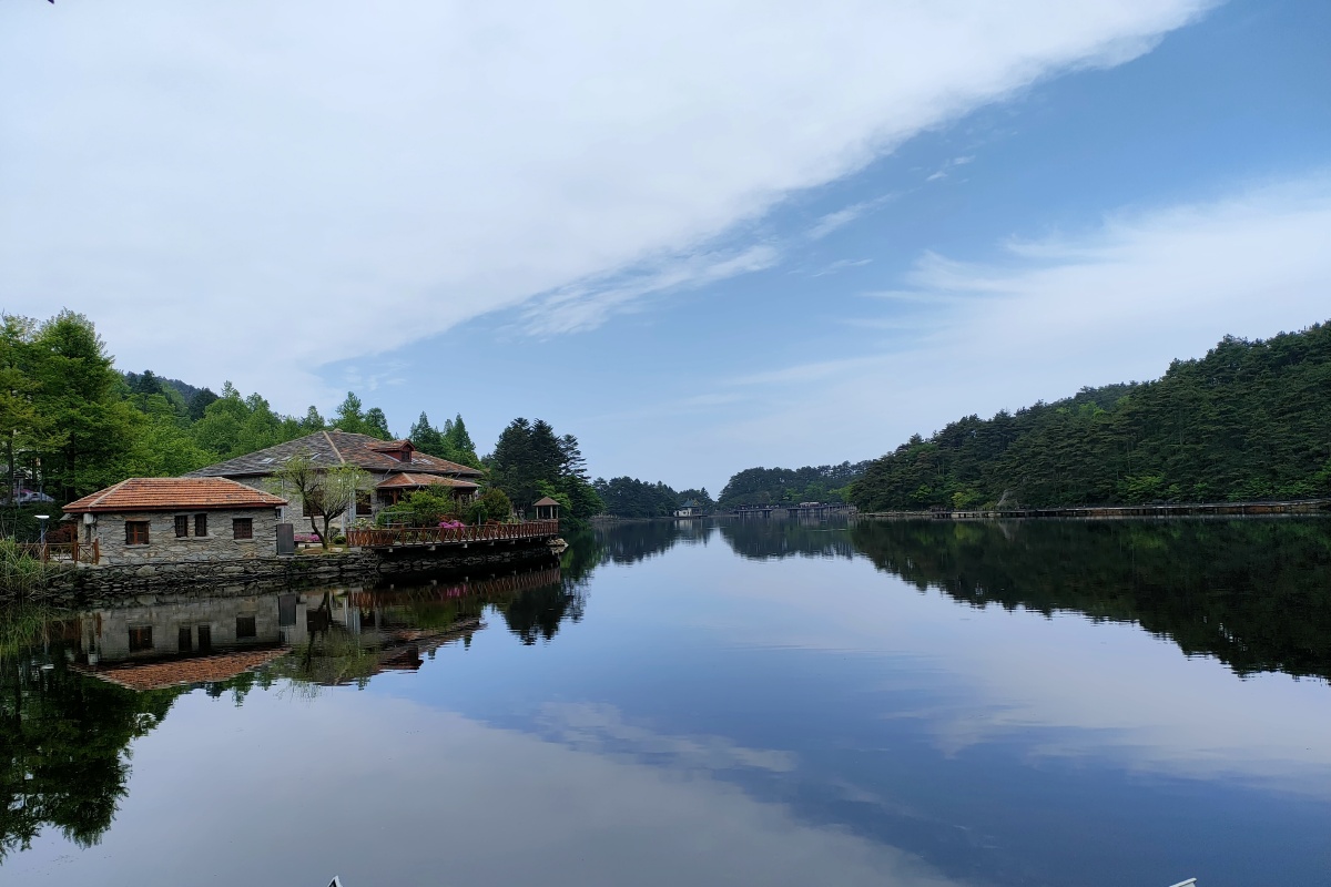 庐山景区的如琴湖,湖面平静,水天一色!