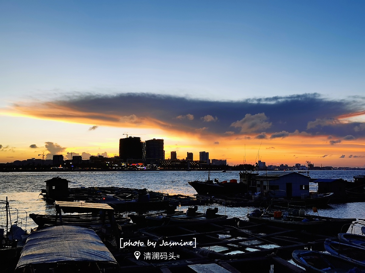 夏日傍晚文昌清澜码头满载而归的渔船开心的渔民