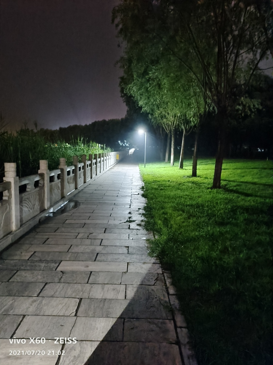 雨后的晚上的平山公园
