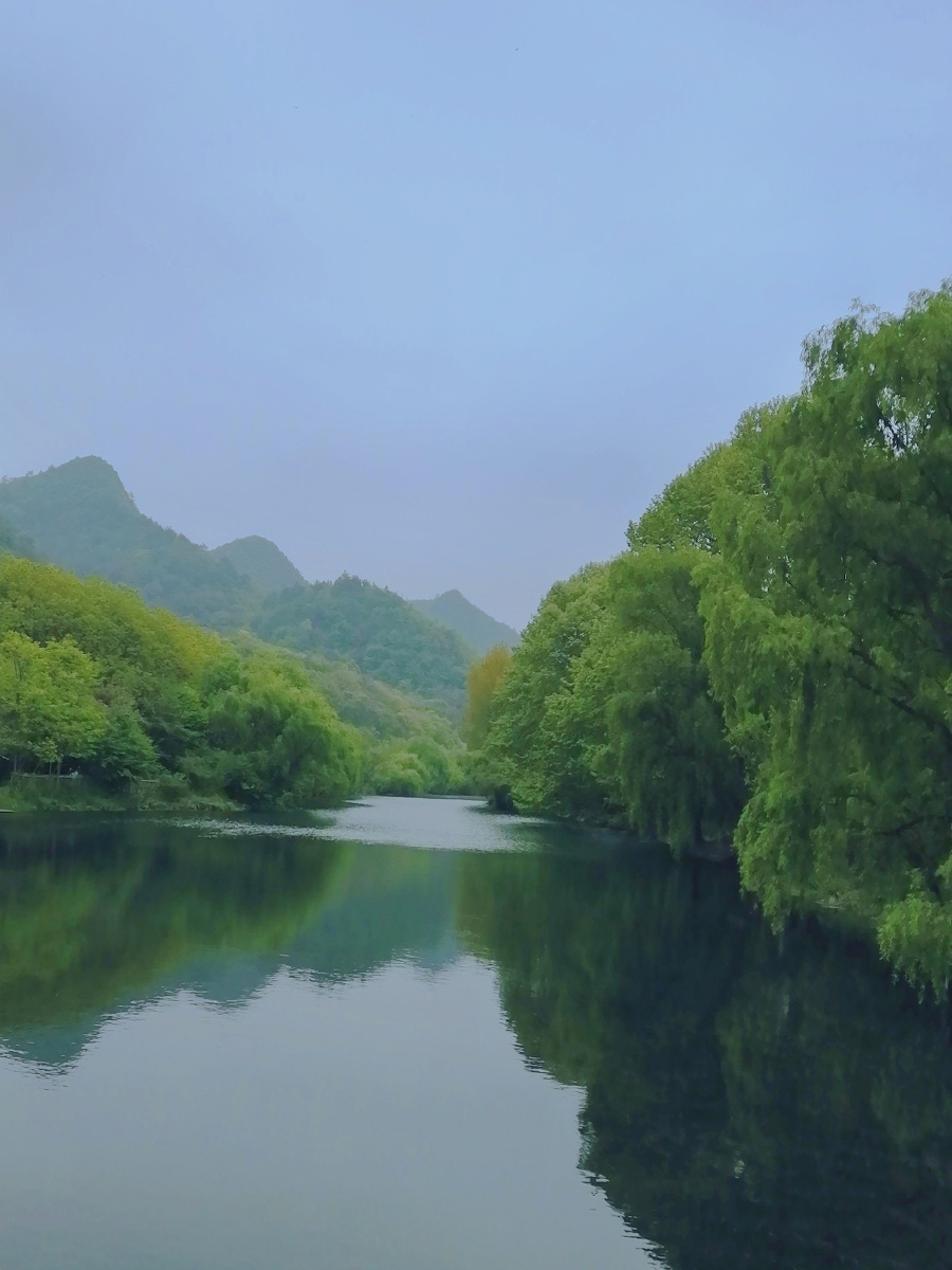 蓝天绿水青山是一幅画呀
