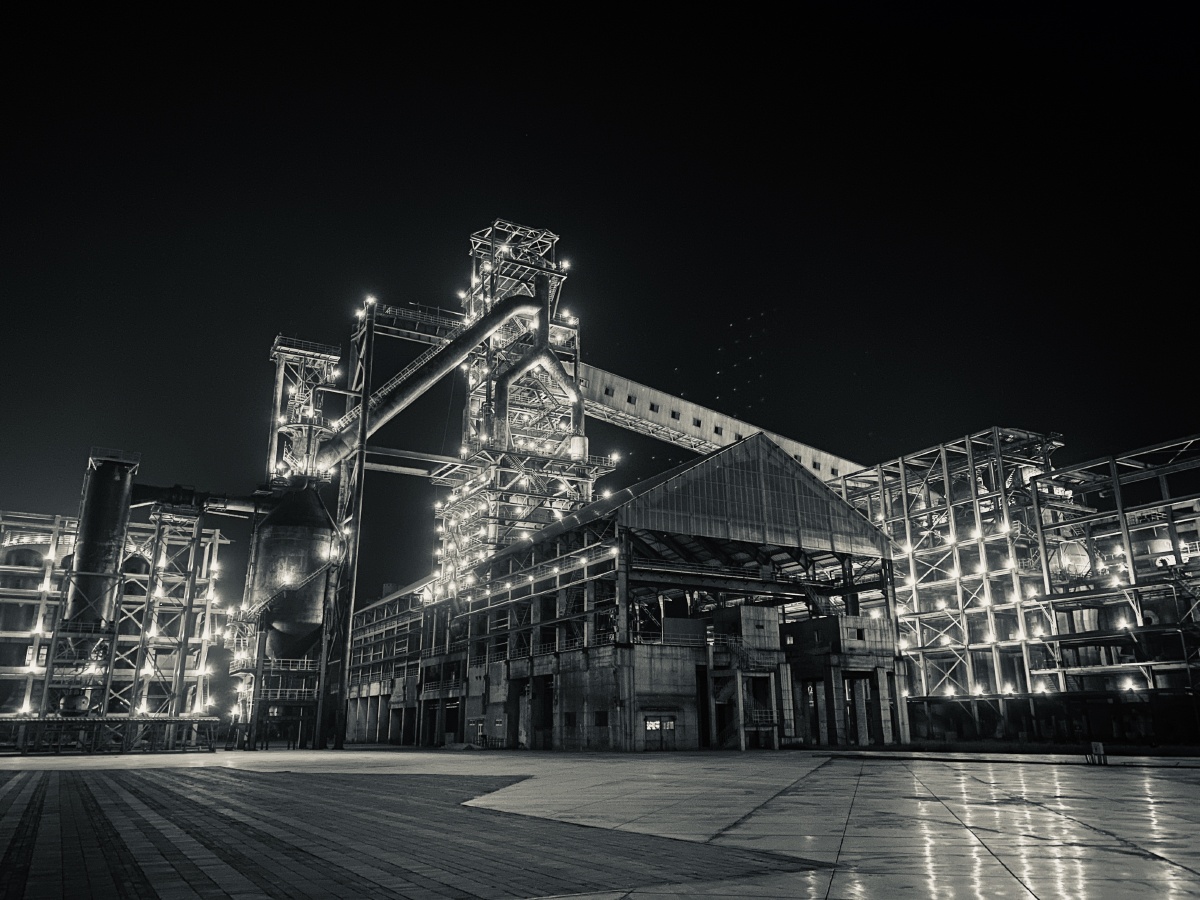 夜晚的钢铁工厂