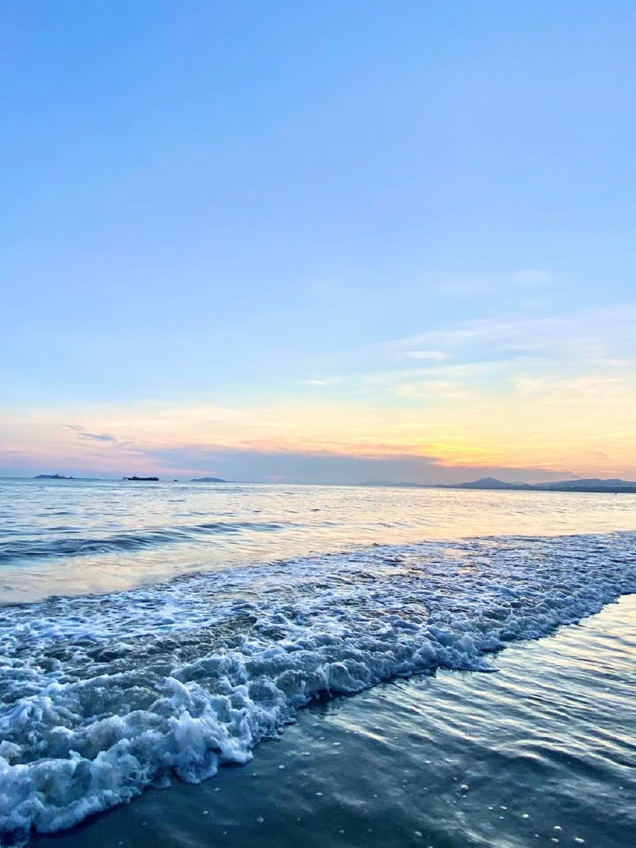 夏天的海边海浪沙滩鸡蛋花海边橘色夕阳