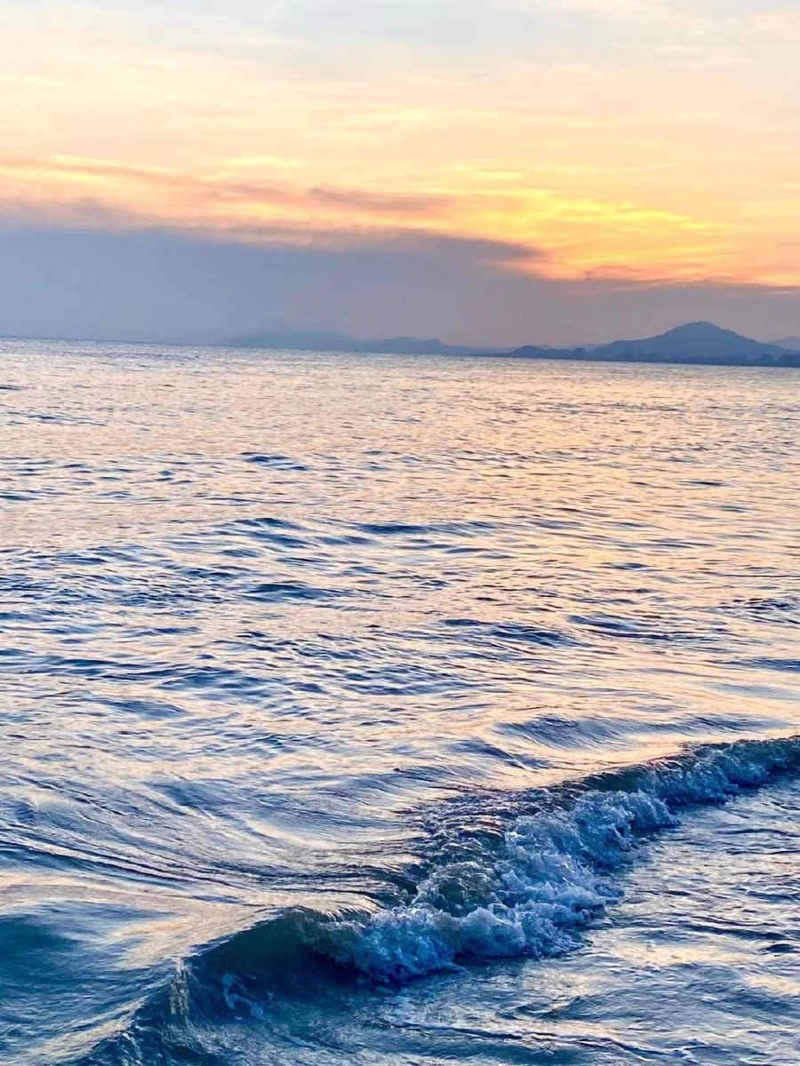 夏天的海边海浪沙滩鸡蛋花海边橘色夕阳