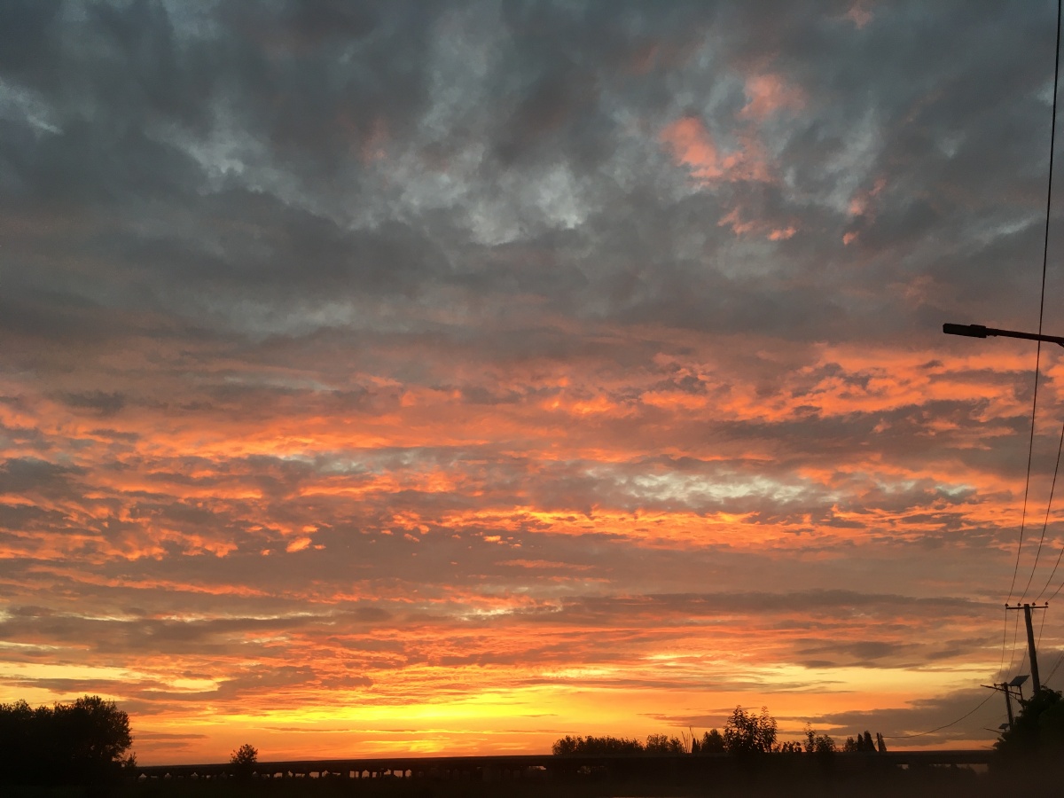 平平无奇的晚霞吹着晚风日子虽然平淡但是有风景陪伴