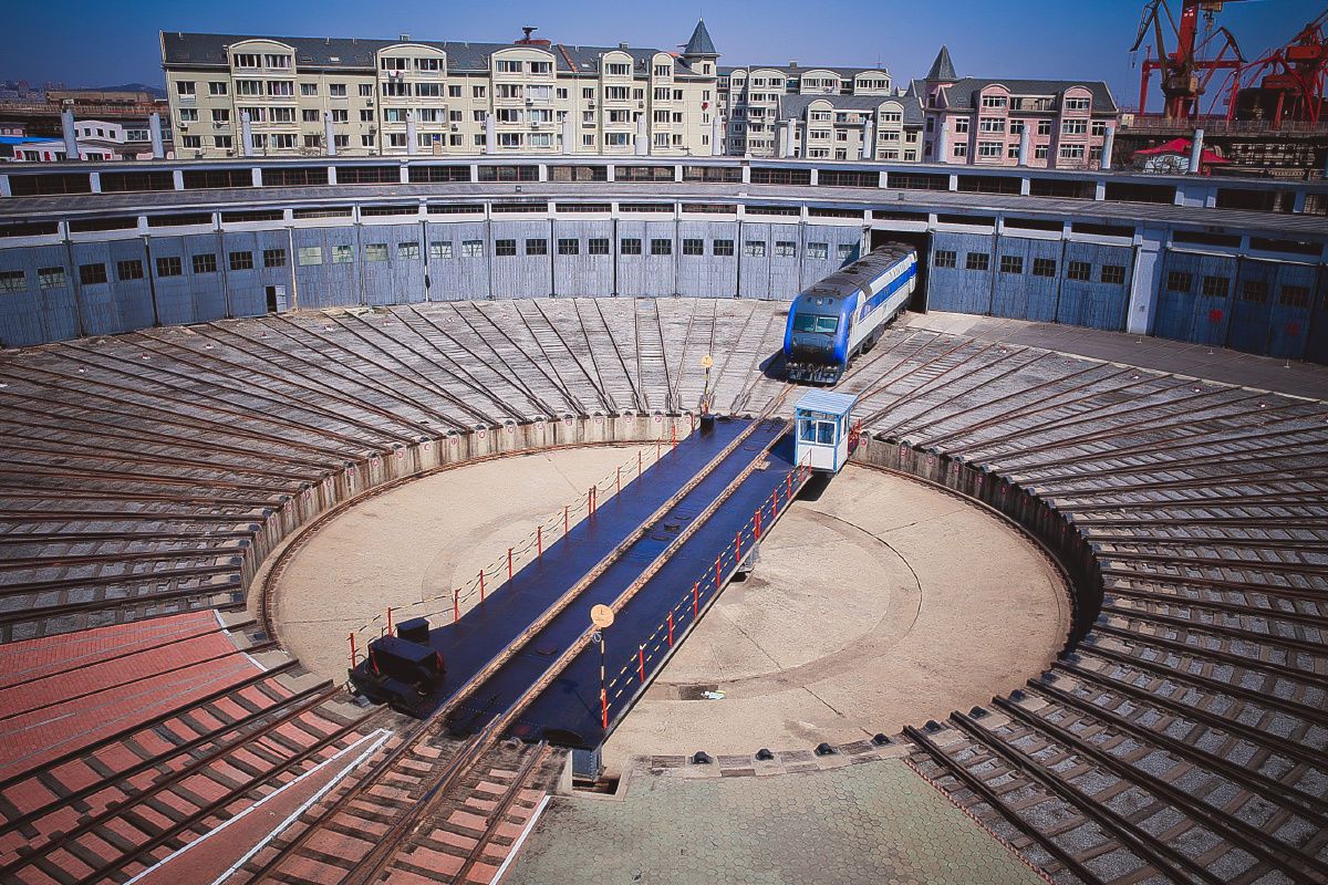 年初的时候见到一张大连机务段转盘的老照片虽然我并不算是个火车迷