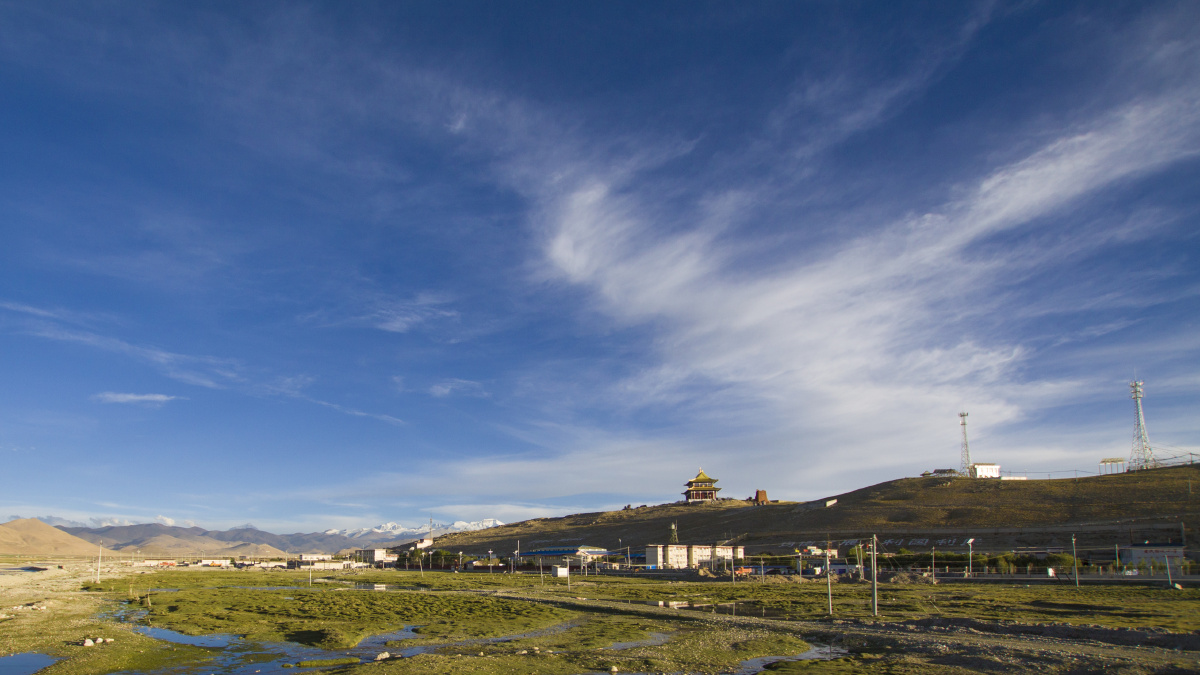 落日下的岗嘎镇枕着群山入眠