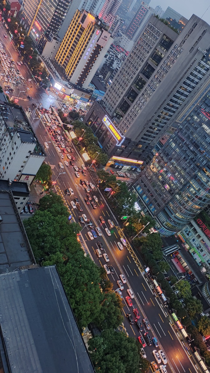 雨中傍晚的长沙车水马龙黑压压的乌云也压不住这座城市喧嚣的夜晚