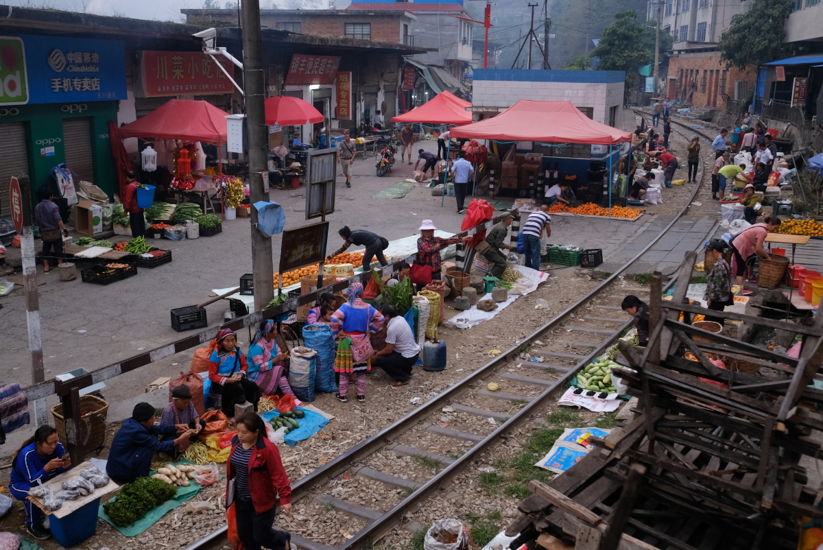 到白河镇零距离感受云南风情赶铁路集市