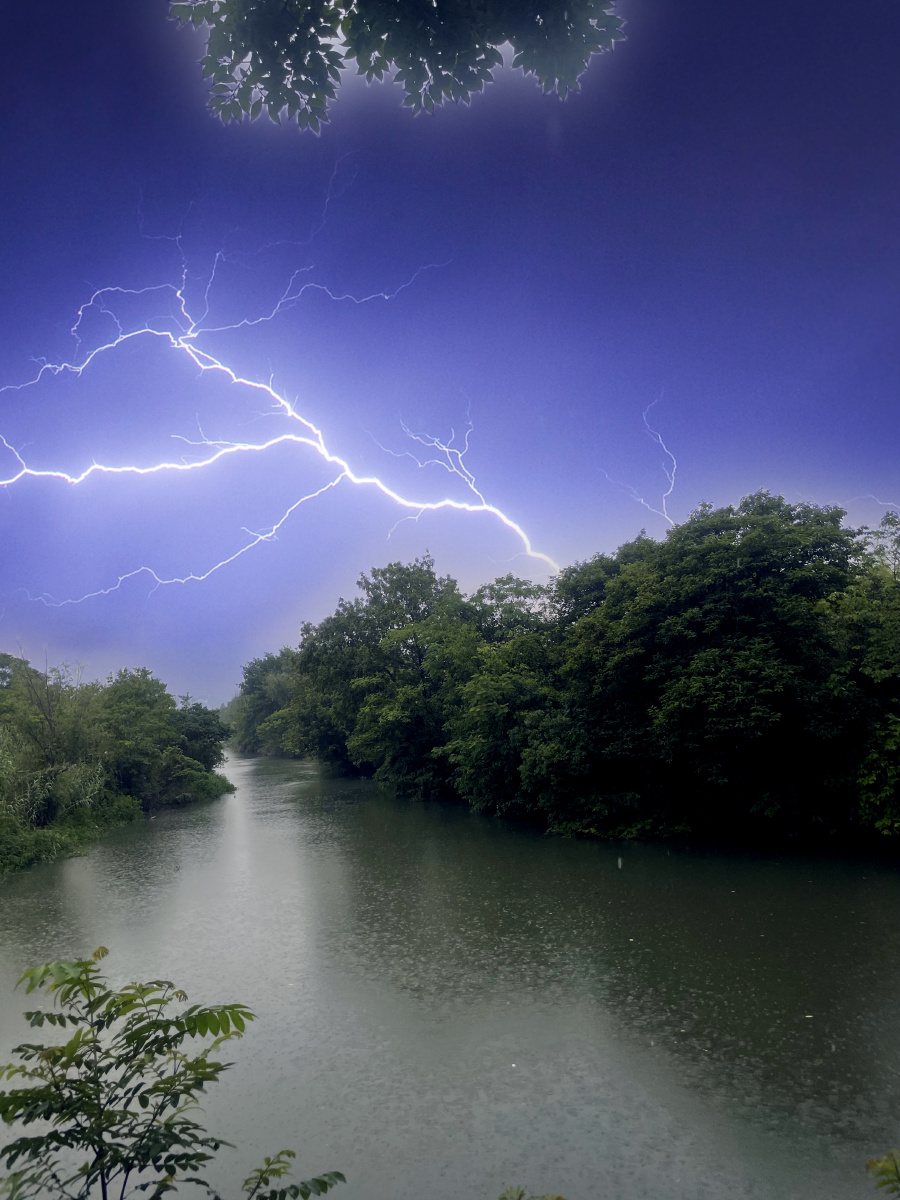 突然一阵北风吹来一片乌云从北部天边急涌过来还拌着一道道闪电一阵阵
