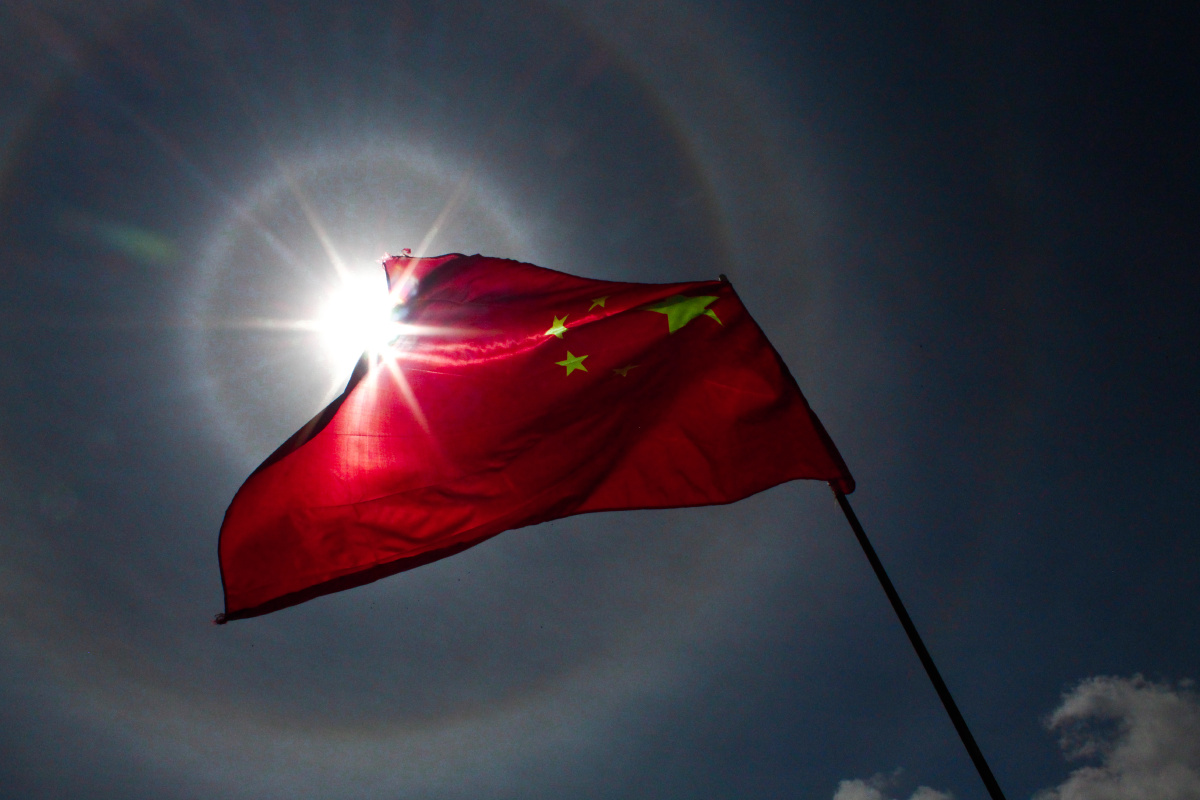 日晕下的红旗飘飘