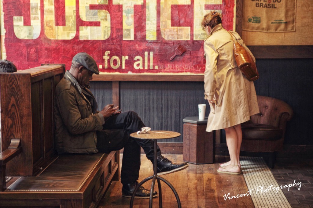 當時正好在巴爾地摩事件后不久，在紐約的咖啡店看到這個Justice for all，前面坐著一位黑人大叔，我就在等，有沒有另外一個人剛好走過來，來到他前面，最好是個白人。沒多久，我就等來了我想要的畫面。有時候，拍照就是需要一點點運氣。
