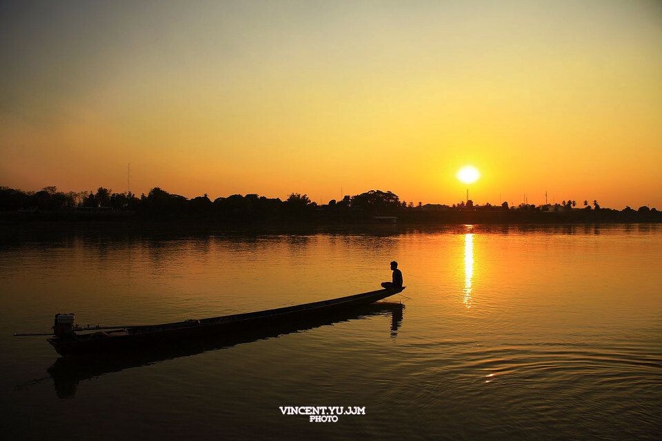 万象，湄公河日落<br />
在湄公河边，落日，小舟。