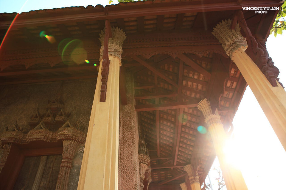 光。<br />
在各种各样的寺庙里，很容易，一转角便邂逅了阳光，照进心里，温暖的一塌糊涂。
