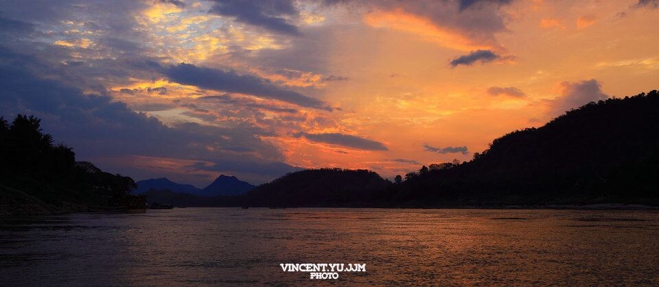 琅勃拉邦，湄公河的日落2<br />
琅勃拉邦湄公河的日落，天空就像油画一般。