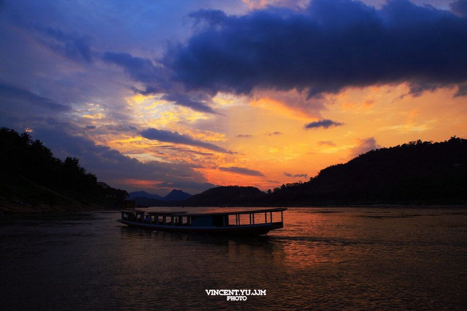琅勃拉邦，湄公河的日落<br />
琅勃拉邦湄公河的日落，天空就像油画一般。