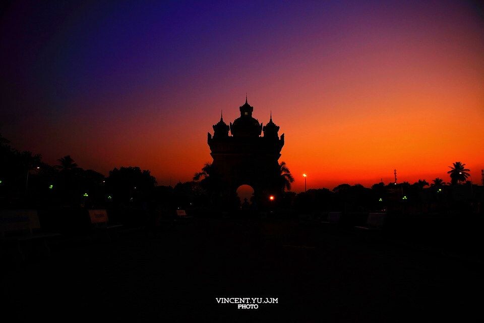 老挝凯旋门<br />
日落时分的老挝凯旋门。想着，就欠曝拍下了这张照片。