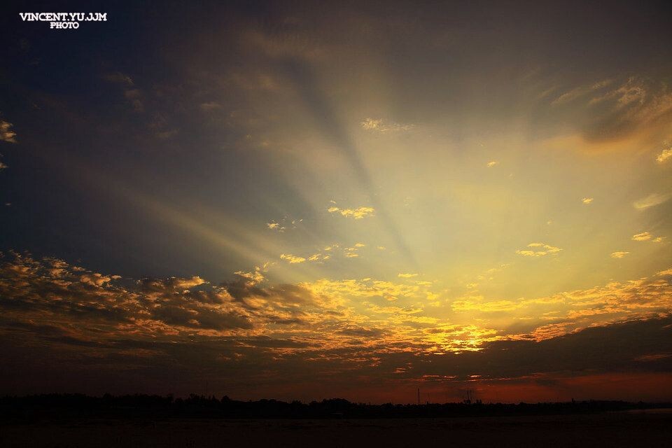 日落前，湄公河上天空的神光<br />
在万象，湄公河边邂逅了神光。