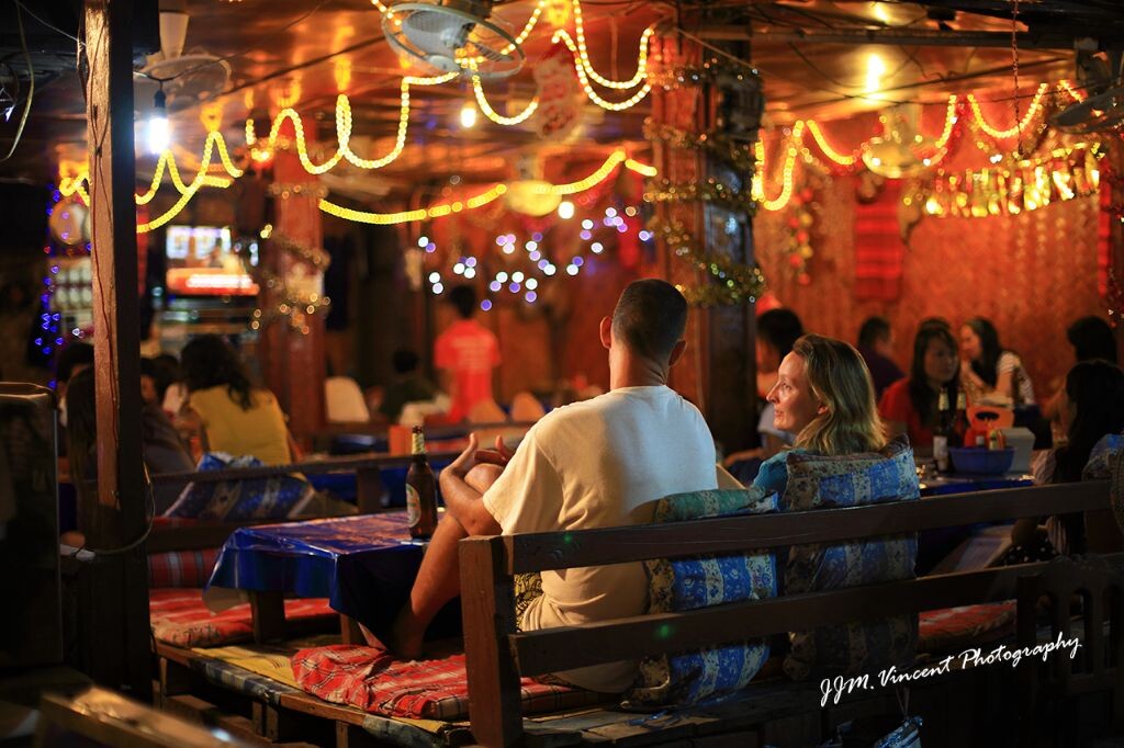 老挝万荣的电视酒吧。爱就是，无论周围多么吵杂，身边的你总能让那些吵杂的声音成为最完美的伴奏曲。