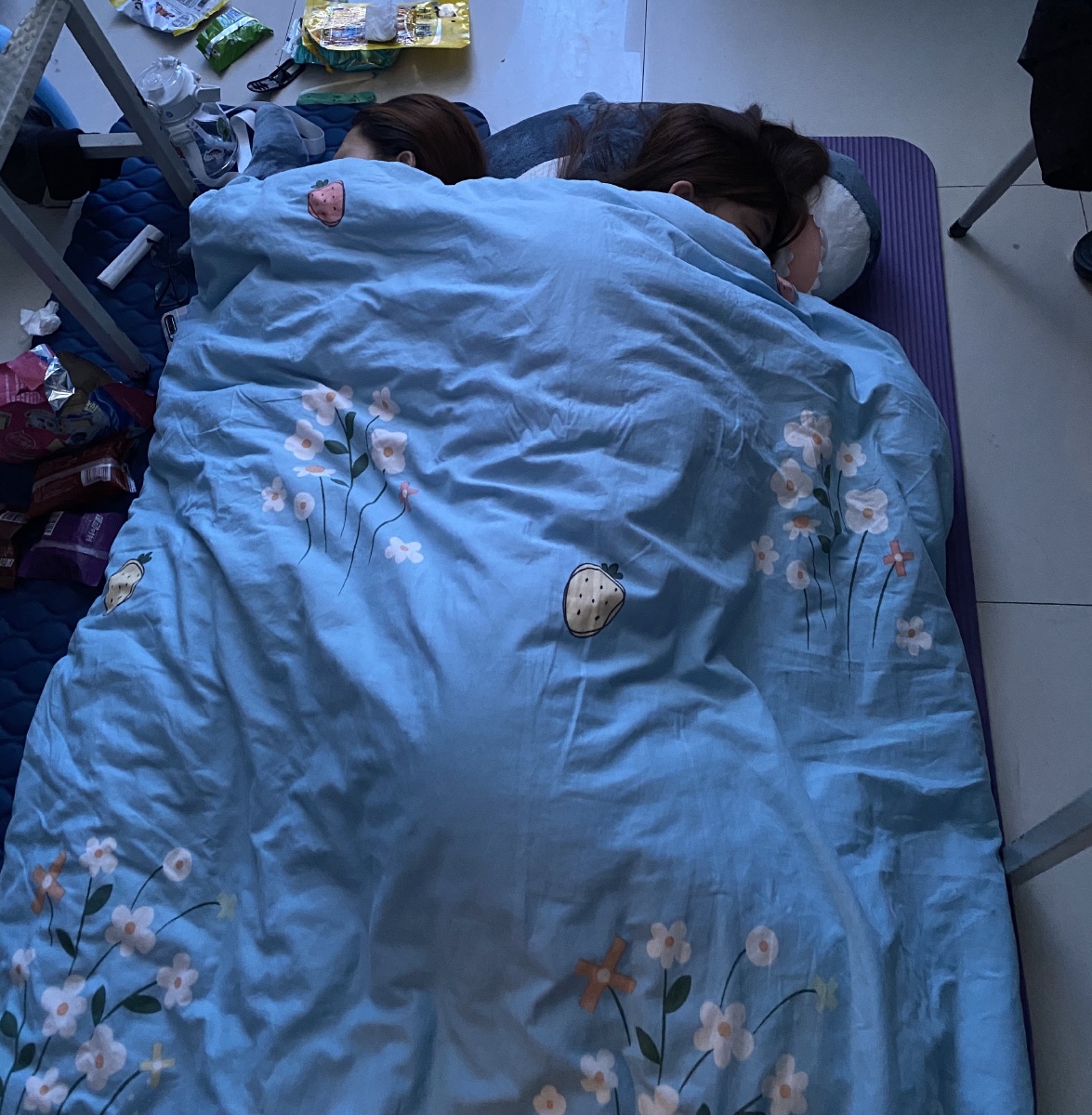 一个没课的下午在宿舍打地铺看完了一部电影然后就睡着了猜猜那个是我