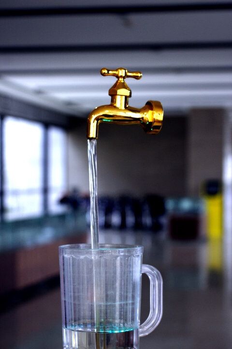 水龙头<br />
此图没有PS，悬空的水龙头，以及留向杯子的水，你猜猜是怎么回事。