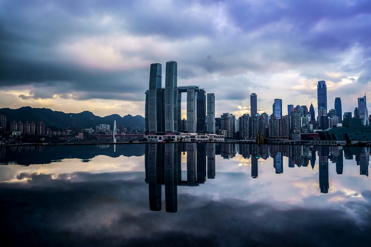 南滨路蜿蜒几十公里都属于渝中半岛观景带也拍过无数次无数的角度