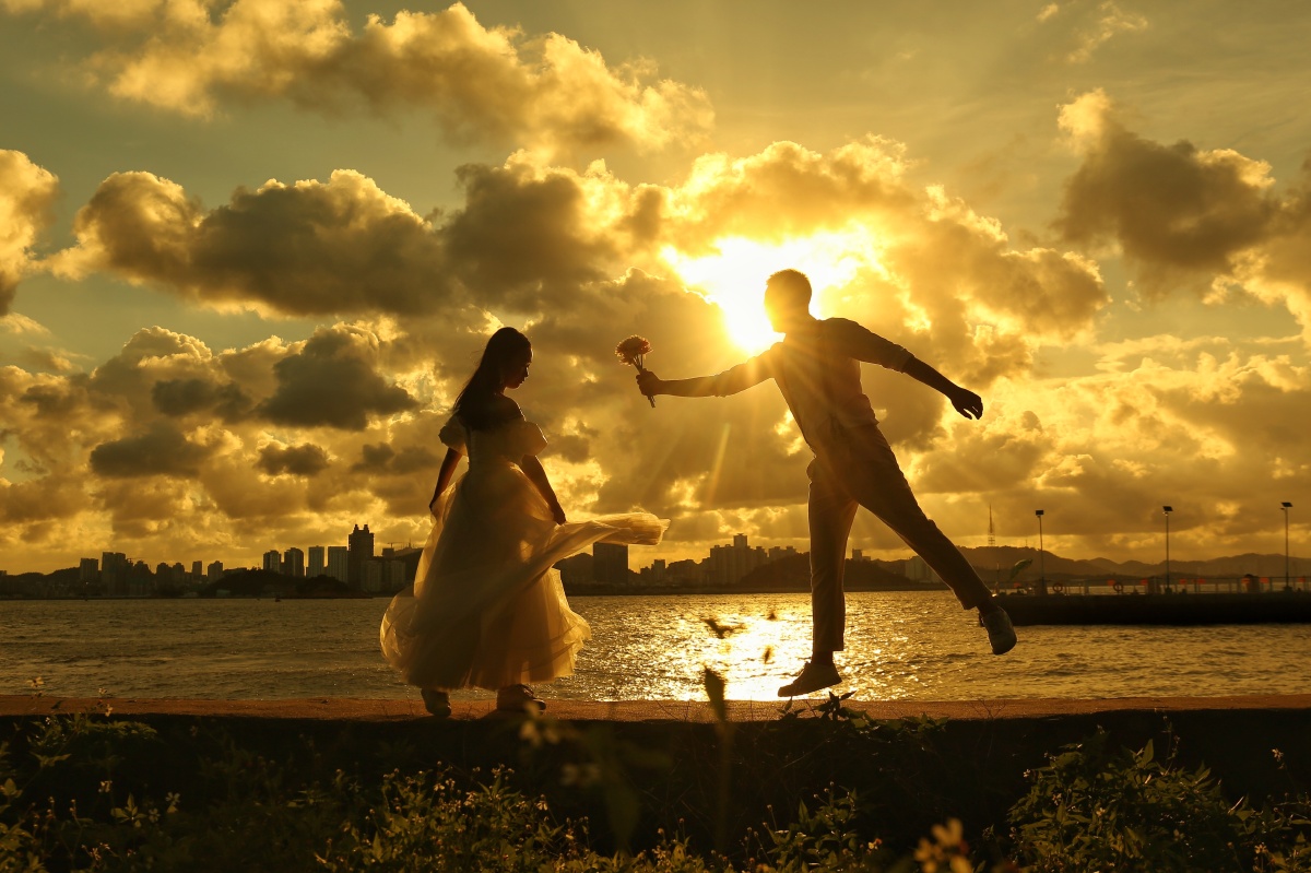 今日客片手机修的一组关于黄昏的婚纱照