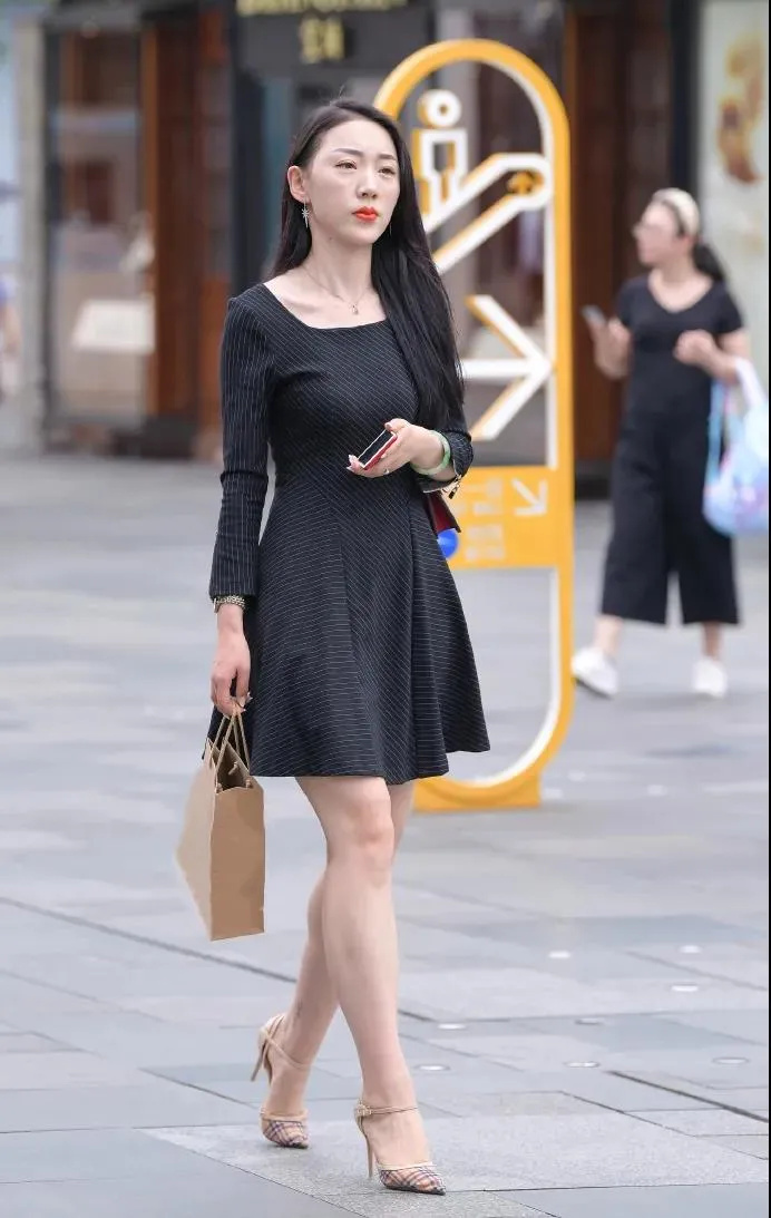 职场黑裙美女经理