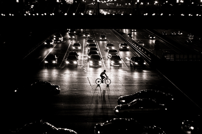 从抓起相机起，被认可最多的一张照片。<br />
之前没怎么拍过夜景。中午饭后，抱着赢一场就出门的态度打dota，好事多磨。。。赢一场的愿望直到6点多才实现。为了不让这周没照片，就硬着头皮出门了。关于车灯前的人影，已经规划了很久，但一直没拍过。脑子里扫了一下，觉得中关村的天桥最合适，那里有比较好的立足点，也有很多汽车，只需要等合适的人出现在车灯前。<br />
没蹲多久，拍下这张照片。