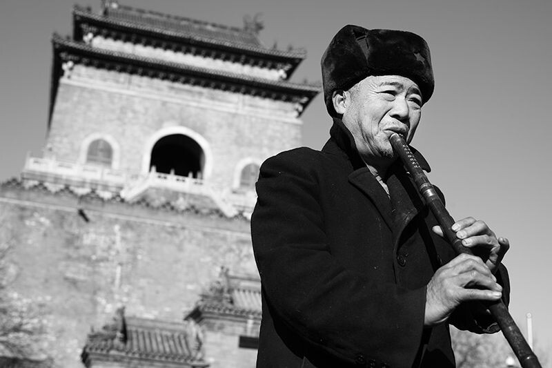 鼓楼湾胡同24<br />
优美的笛声和悠远钟鼓声,不知是否还能留住鼓楼湾的平静与安宁......