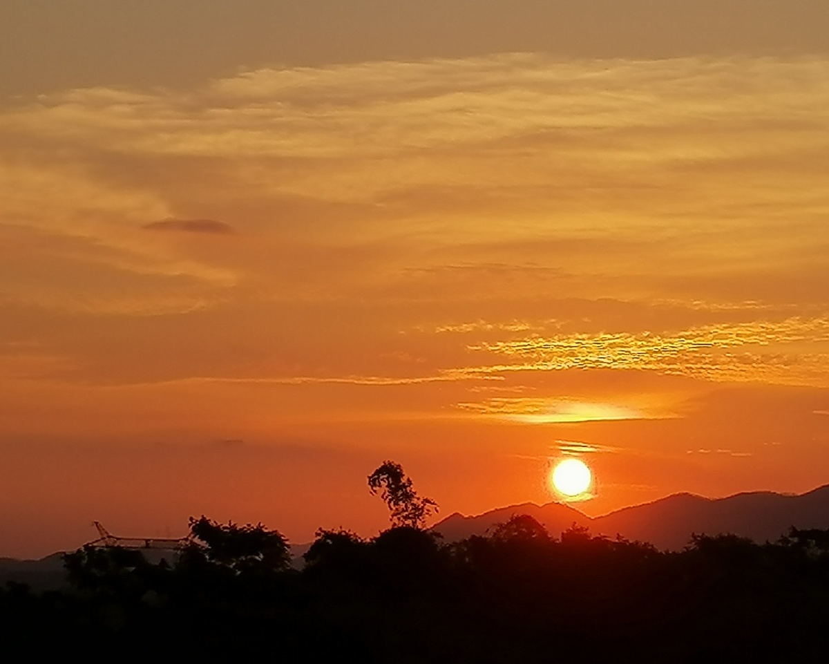 夕阳洒落温柔晚风散去忧愁